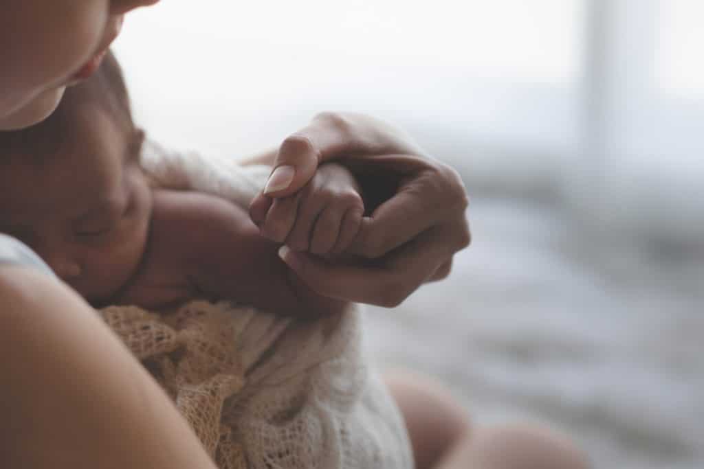 bébé conte la peau d'une maman