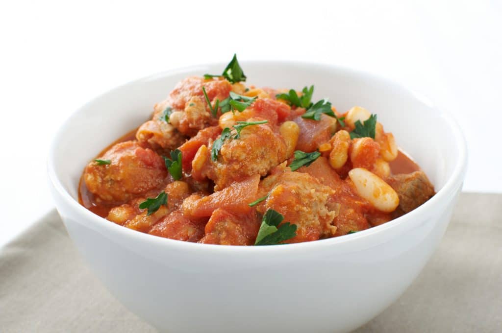 cassoulet à la tomate dans une plat