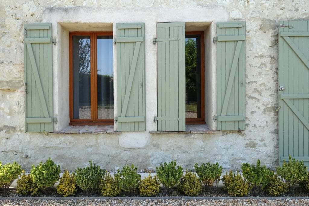 maison avec volets en bois