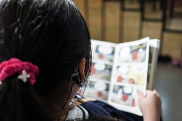 petite fille lit une bande dessinée
