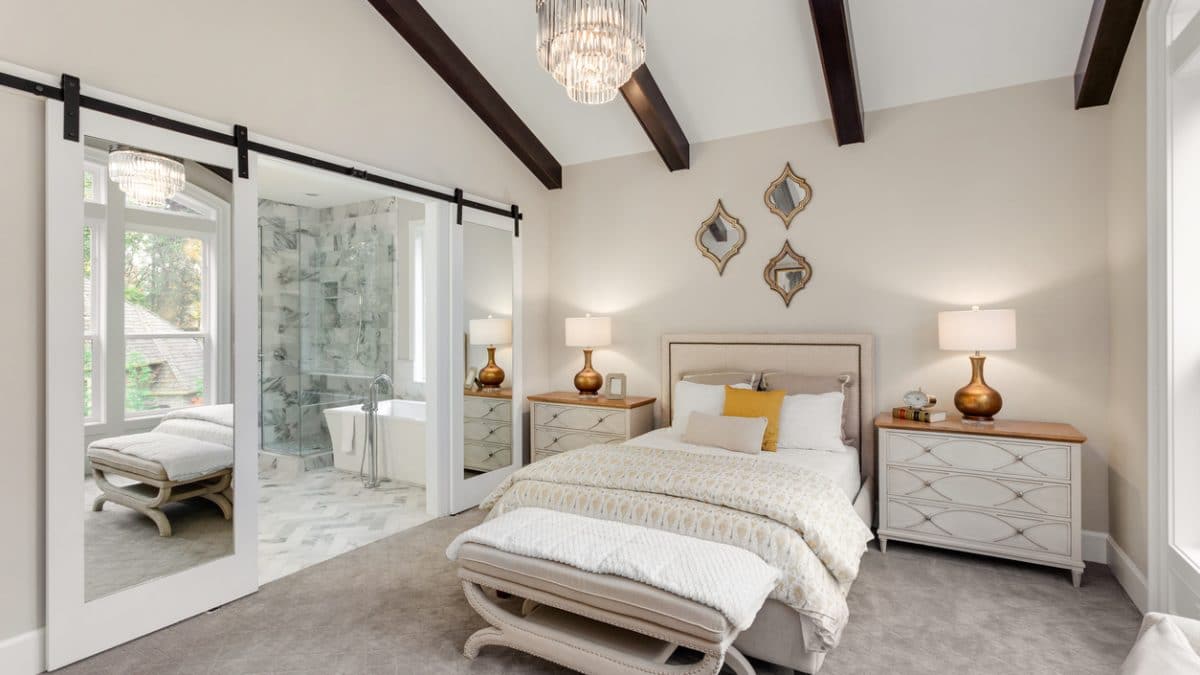 Comment aménager une grande chambre parentale ?