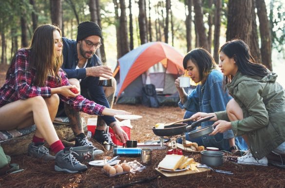 Jeunes gens qui font du camping