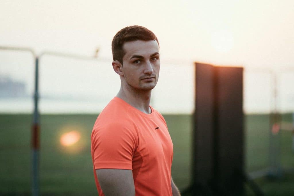 homme porte un tee-shirt orange