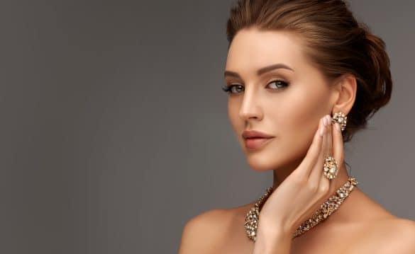 femme porte des bijoux de luxe