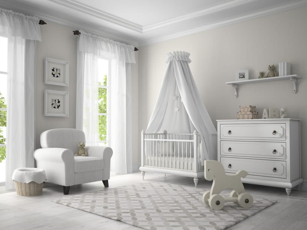 chambre bébé blanche avec ciel de lit berceau