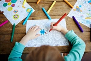 enfant colorie un mandala