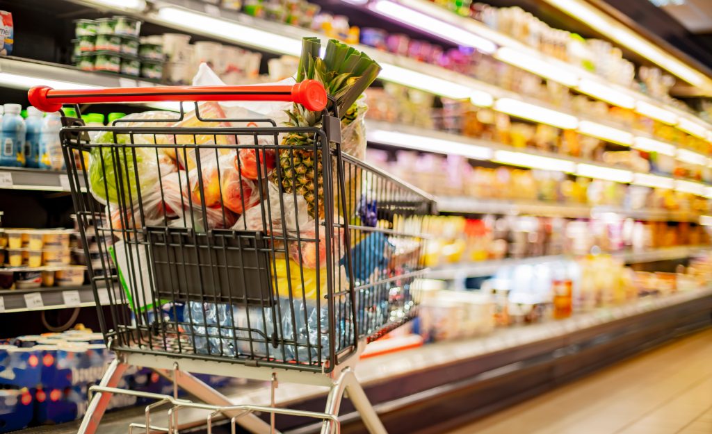 caddie de courses au supermarché
