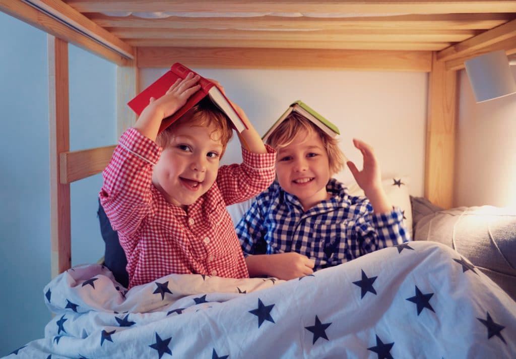 enfant assis dans un lit superposé