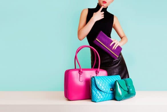 sacs à mains posés devant une femme
