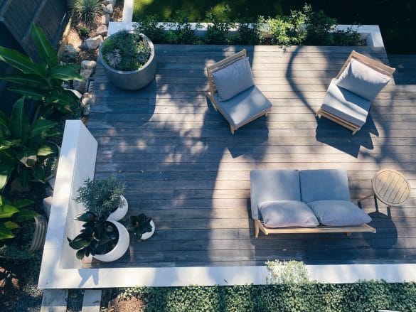 terrasse en bois aménagée avec salon de jardin gris
