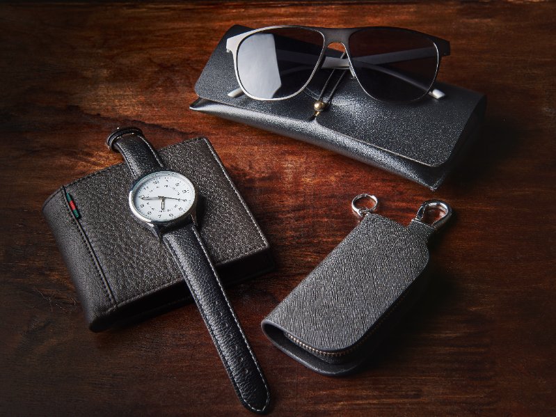 accessoires mode pour homme posé sur une table