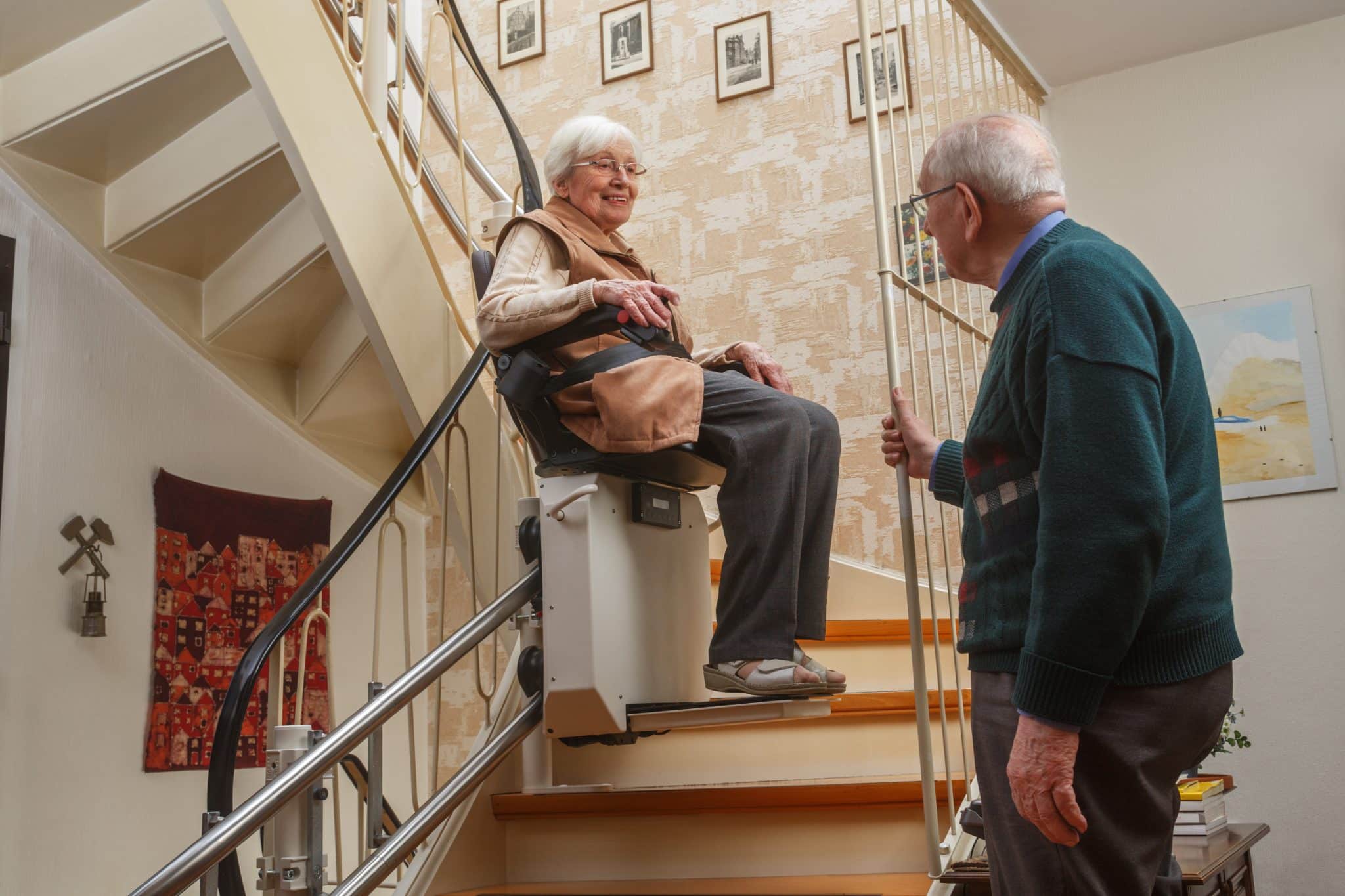 dame âgée assise sur mon escalier dans une maison