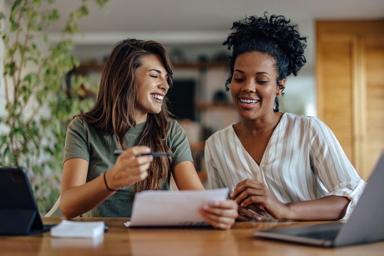 jeunes femmes jouent ensemble et notent résultat sur une feuile
