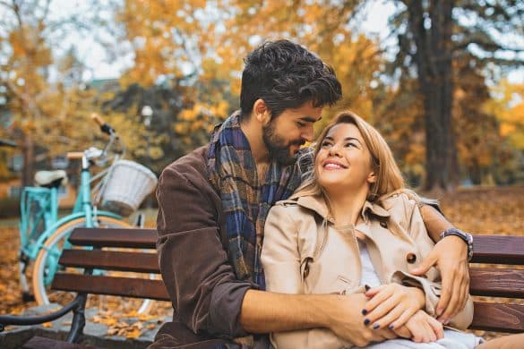 couple assis sur un banc en automne