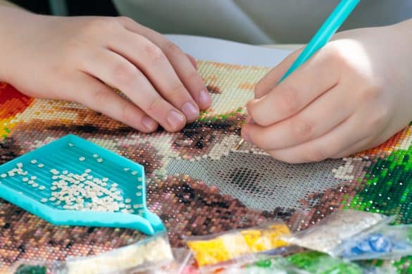enfant colle diamant painting sur un support