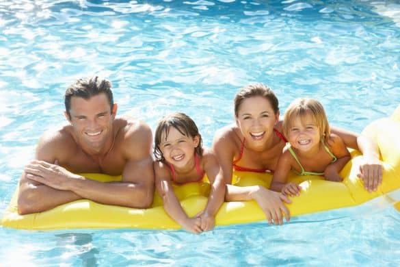 famille dans une piscine