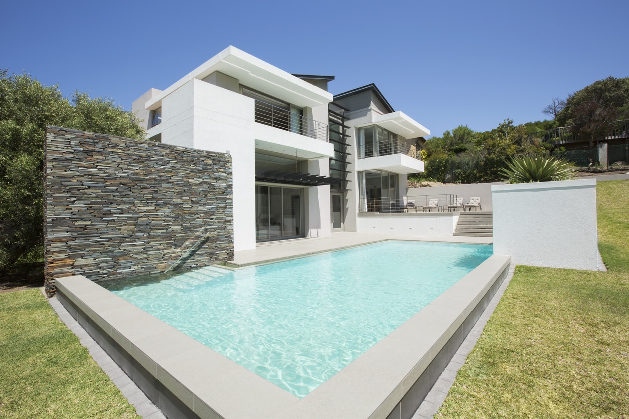 piscine devant une maison
