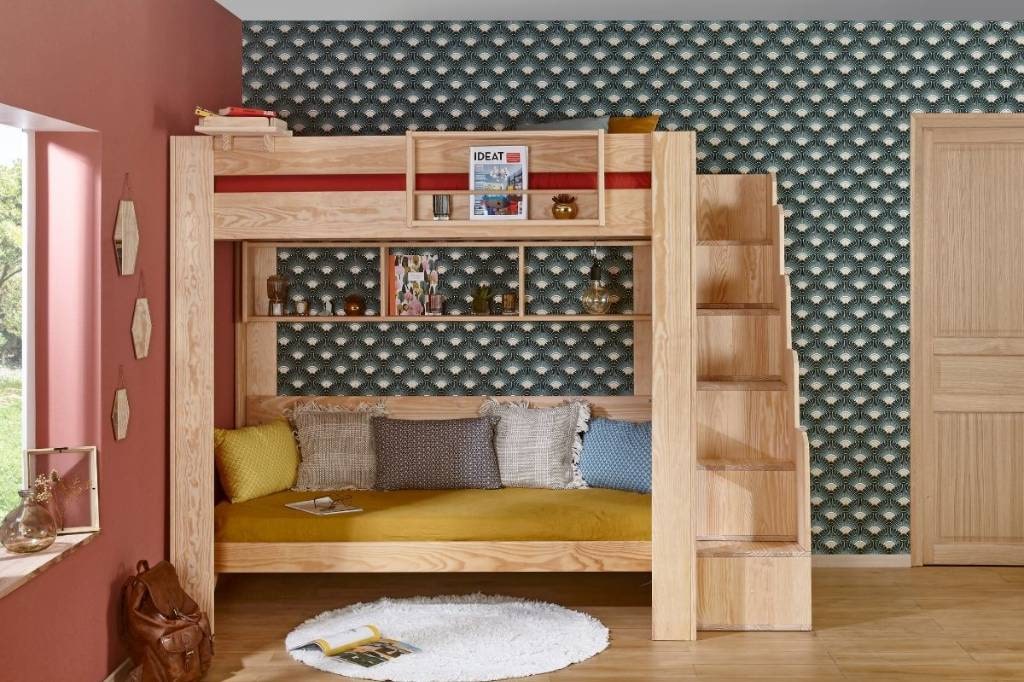 lit mezzanine en bois clair avec escalier