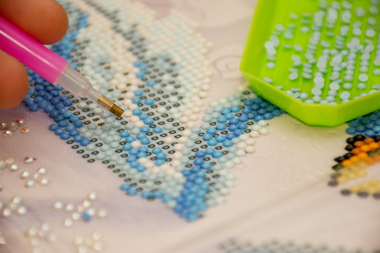 coller des perles diamant avec un stylet
