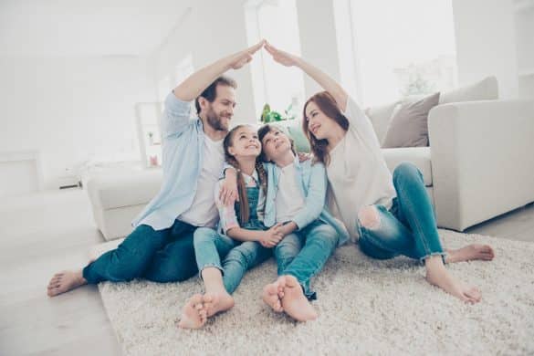 famille assise sur un tapis simule un toit de maison