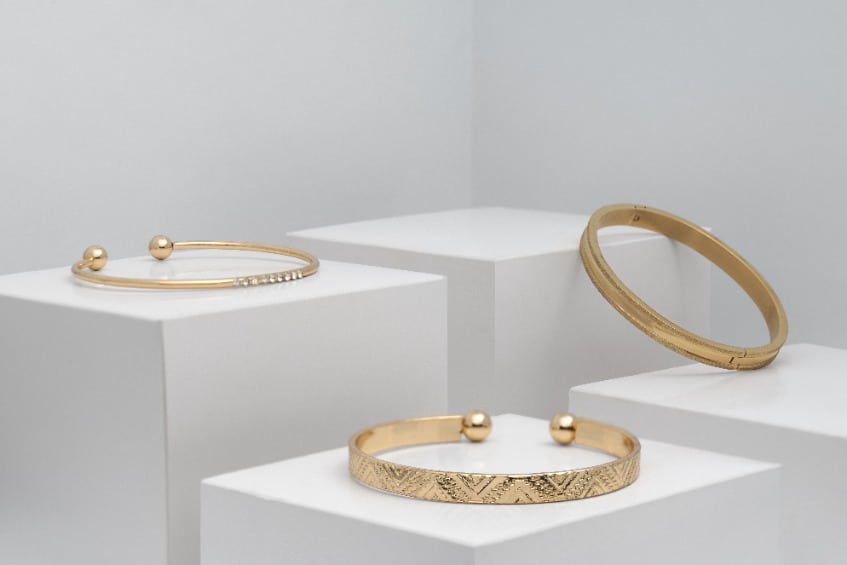 bracelet femme posé sur des cubes blancs