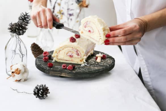 femme découpe une part de bûche de noël