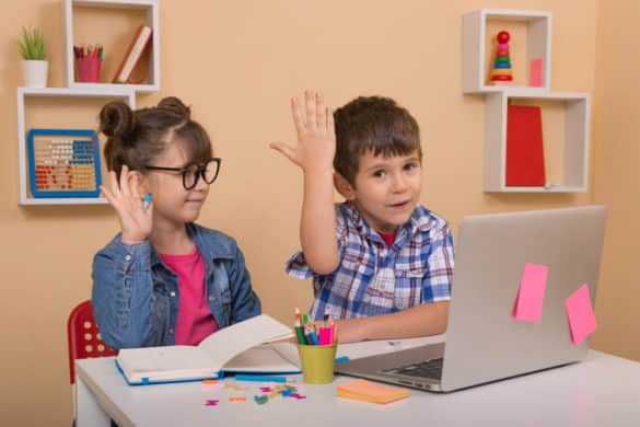 enfant fille et garçon devant un ordinateur lève la main