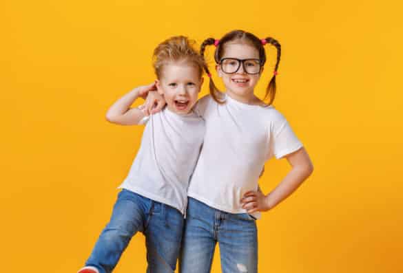 fille et garçon en tee-shirt blanc et jean se tiennent par les épaules