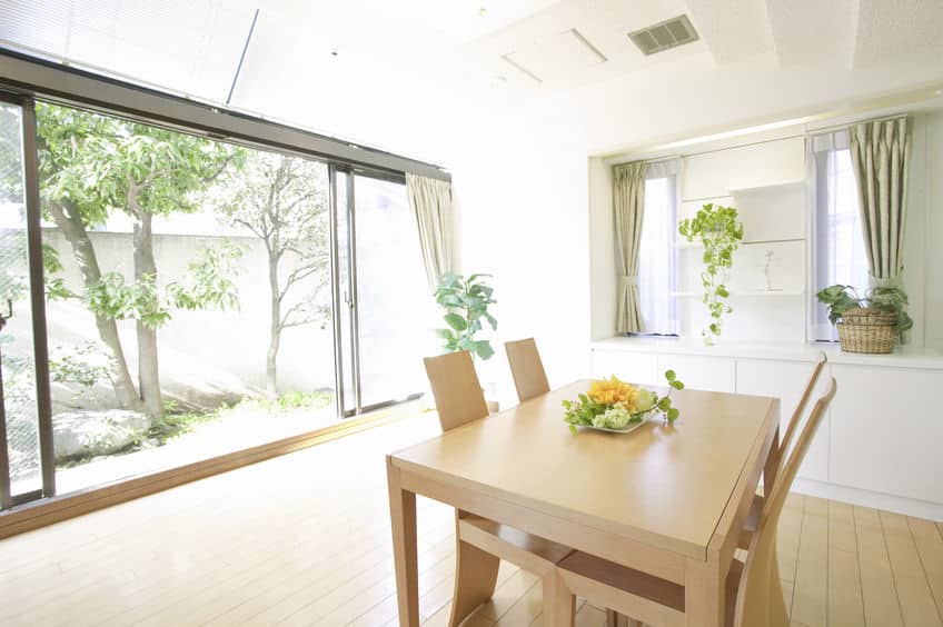 table et chaise de salle à manger en bois clair