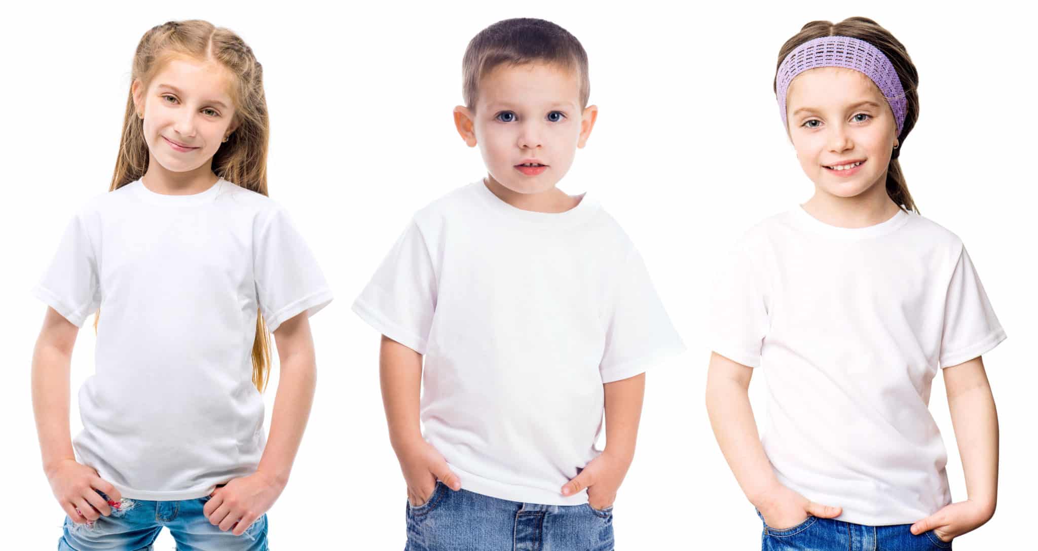 3 enfants 2 filles et un garçon posent les mains dans les poches habillés d'un tee-shirt blanc et un jean