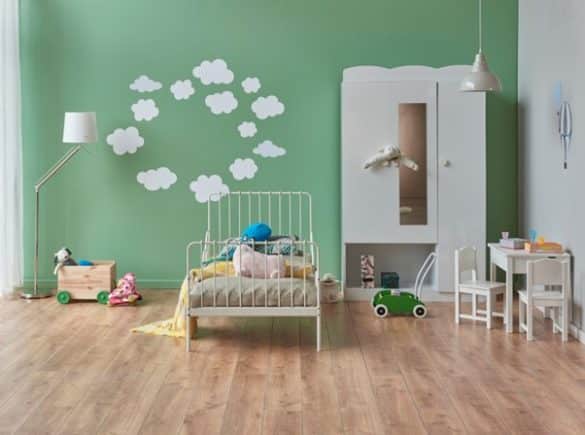 chambre d'enfant aménagée avec des meubles : lit enfant, rangement enfant et jouets