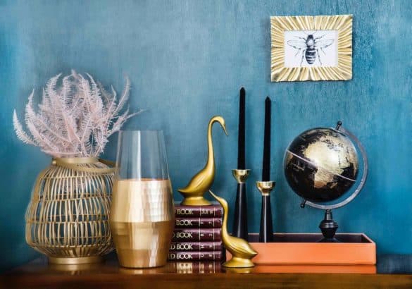 mur peint en bleu avec décoration tendance