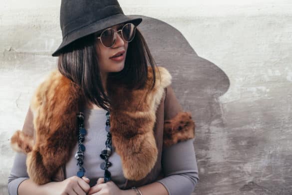 jeune femme avec lunettes porte un bob noir sur la tête