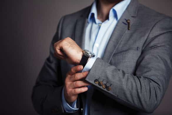 homme porte sa main au bracelet de sa montre