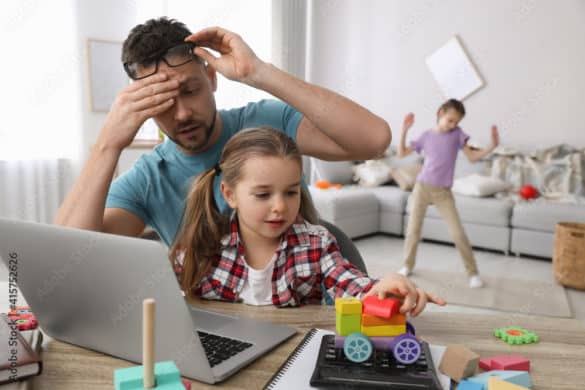 enfants jouent pendant que le père fait du télétravail