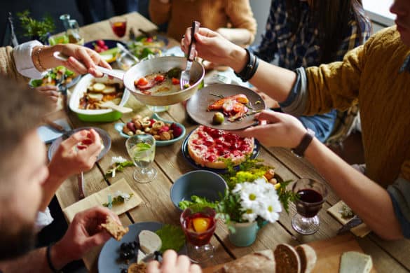 personnes se servent des plats