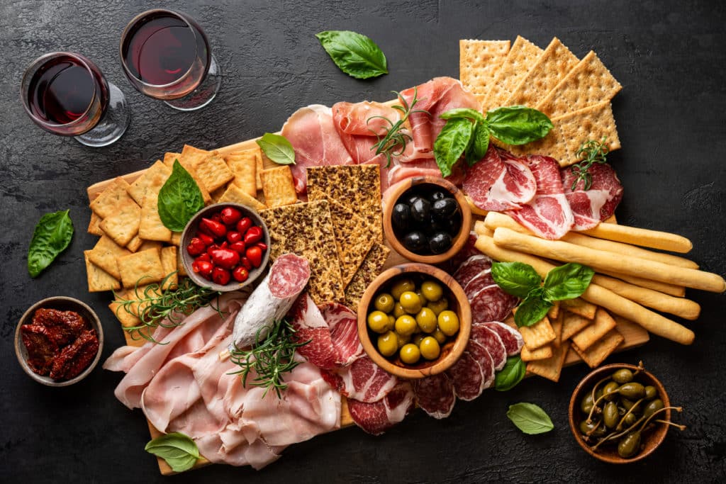 plateau apéritif avec charcuterie, olives et biscuits salés