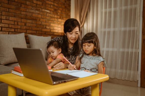 mère de famille avec 2 enfants devant un ordinateur