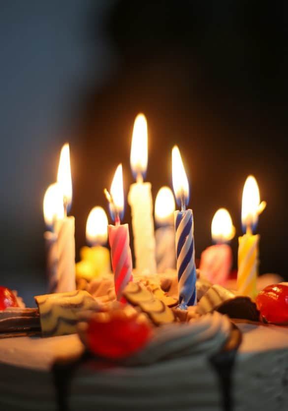 bougies sur gâteau anniversaire