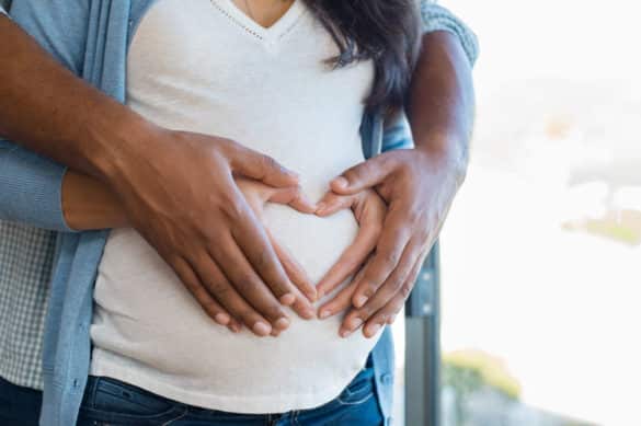 homme pose les mains sur le ventre d'une femme enceinte
