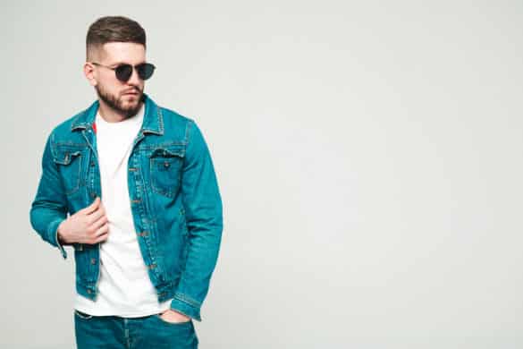 homme porte des lunettes et une veste en jean
