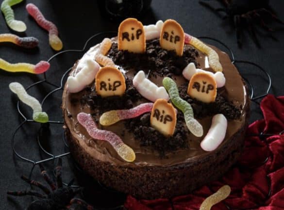 Préparer un gâteau effrayant avec les enfants pour Halloween.