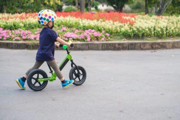 Idées et conseils pour offrir un cadeau pour jouer en plein air ; jeux et jouets pour fille et garçon pour jouer à l'extérieur.